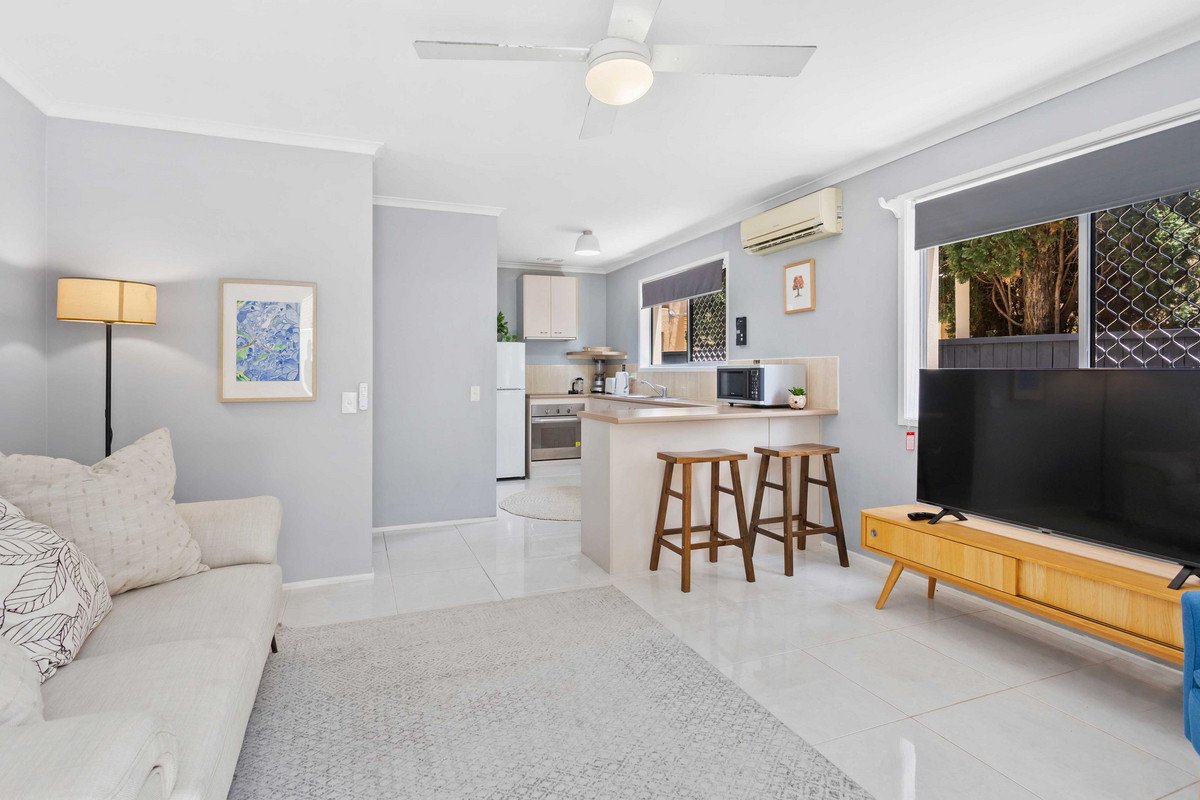 2/29 Riviera Road MIAMI 2