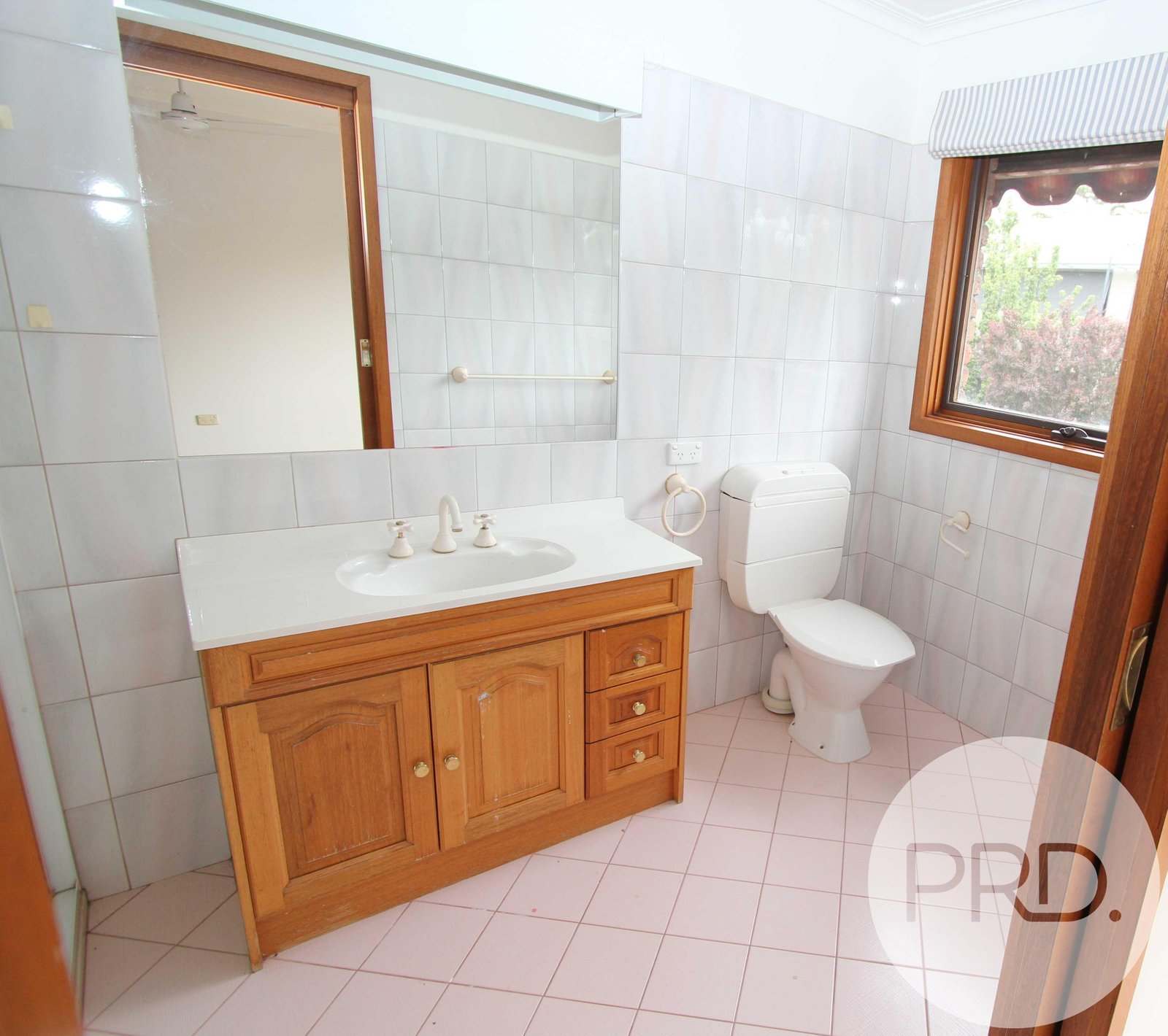 229 Wendouree Parade LAKE WENDOUREE 9