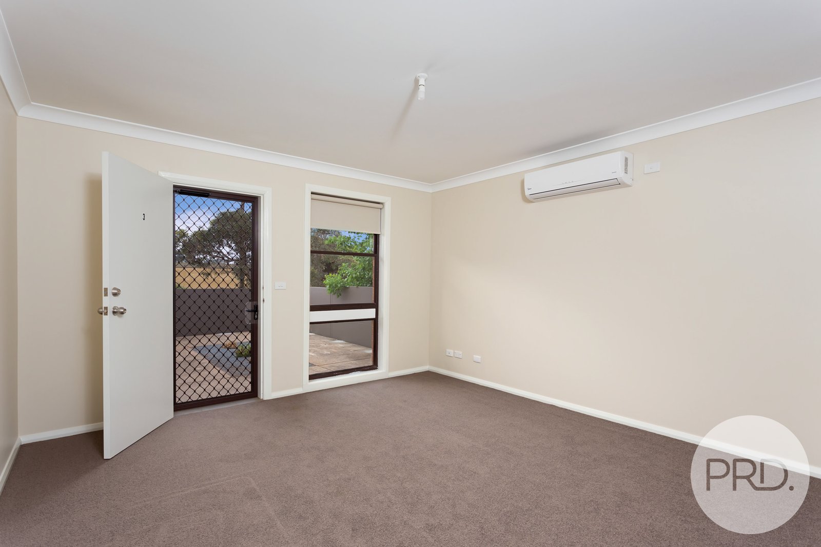2/3 Bavaria Street TOLLAND 4