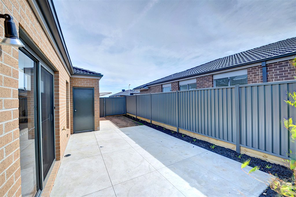 23 Charolais Street DELACOMBE 9