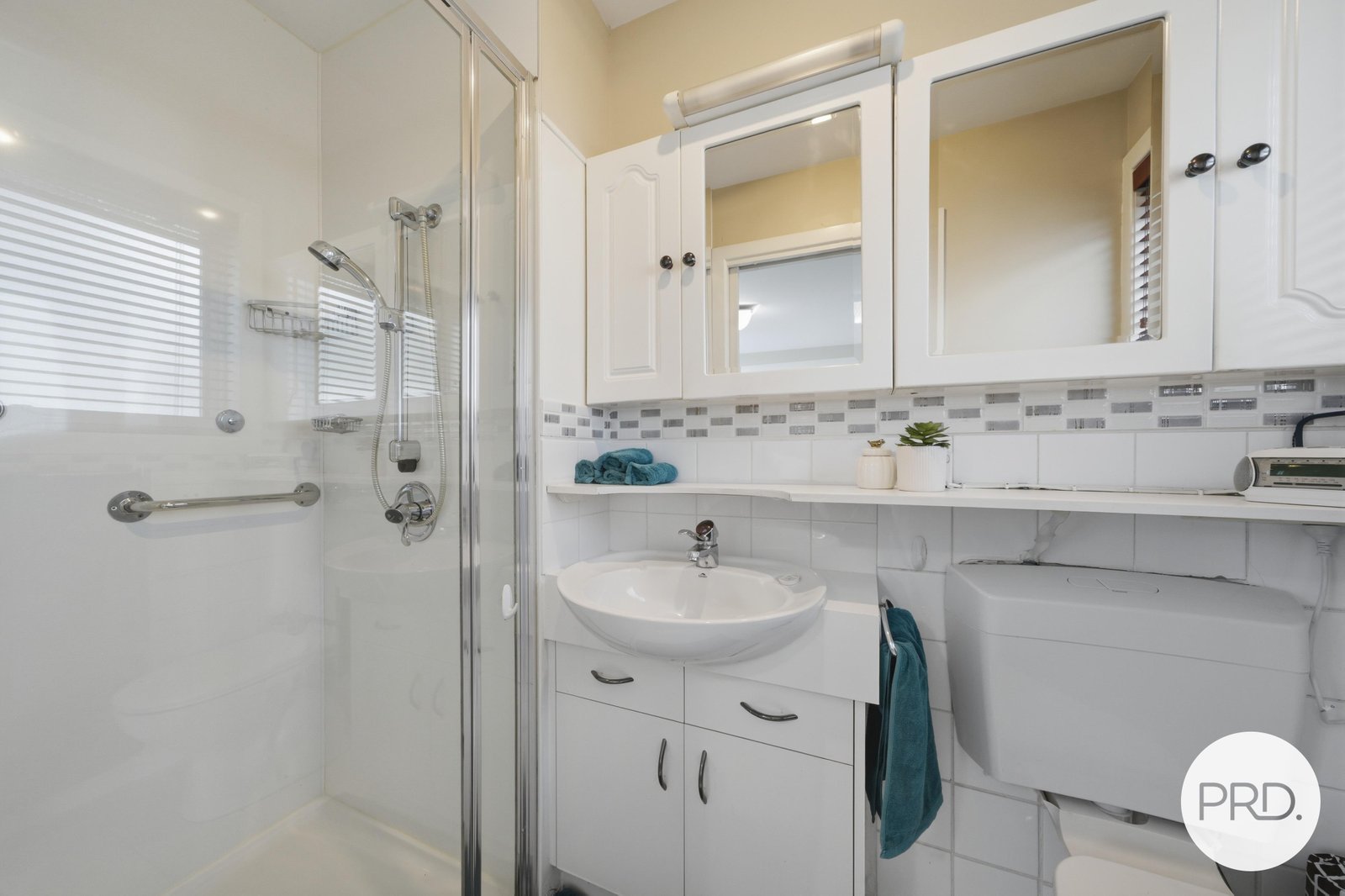 2/3 Cyrus Court ROSE BAY 9
