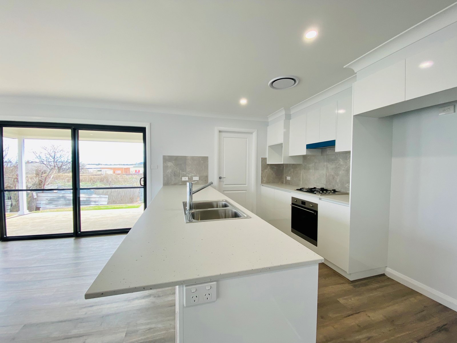 2/3 Denne Street TAMWORTH 3