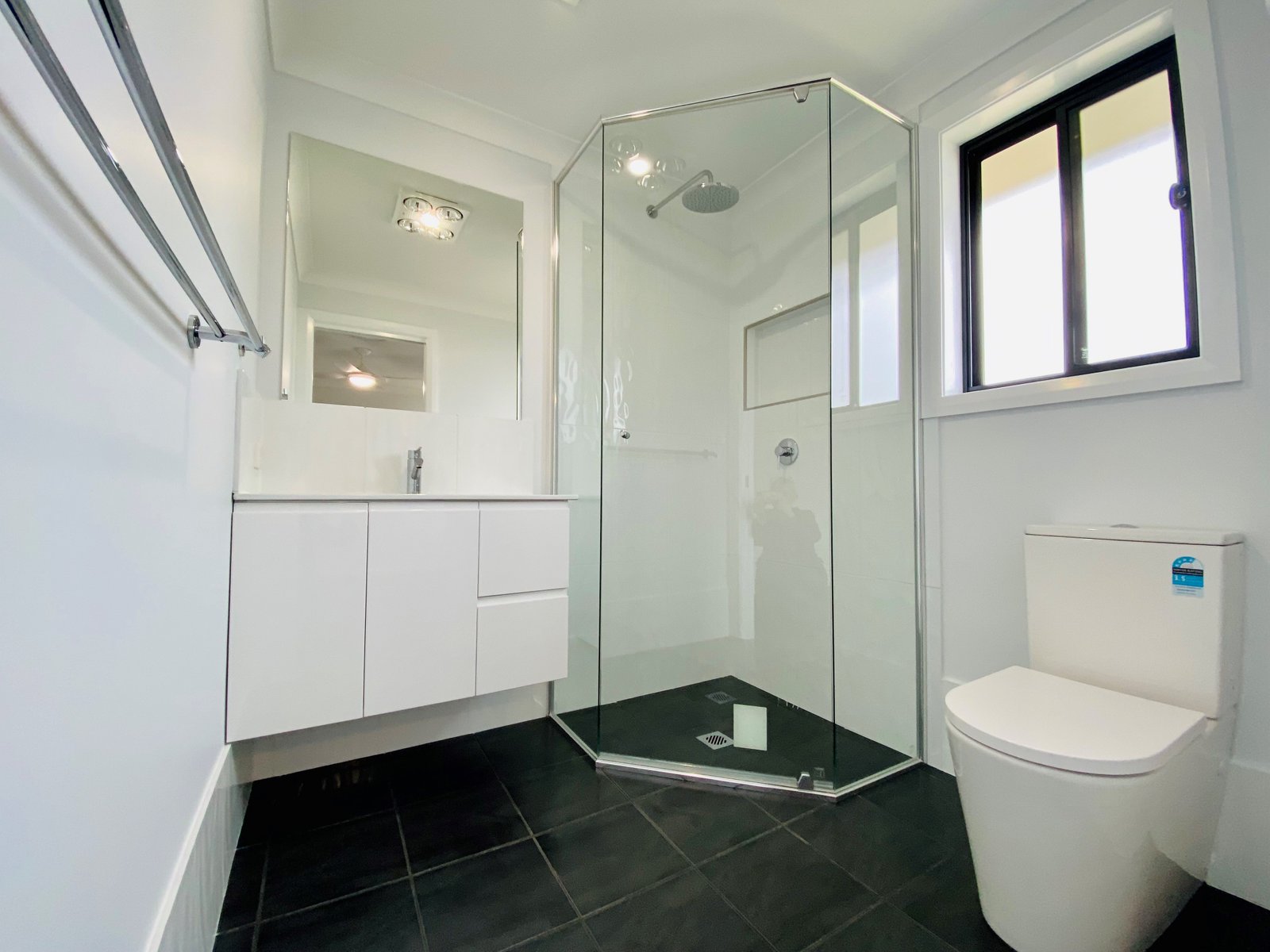 2/3 Denne Street TAMWORTH 7