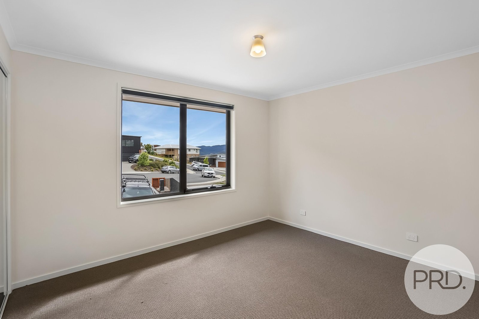 2/3 Denning Close NEW TOWN 4