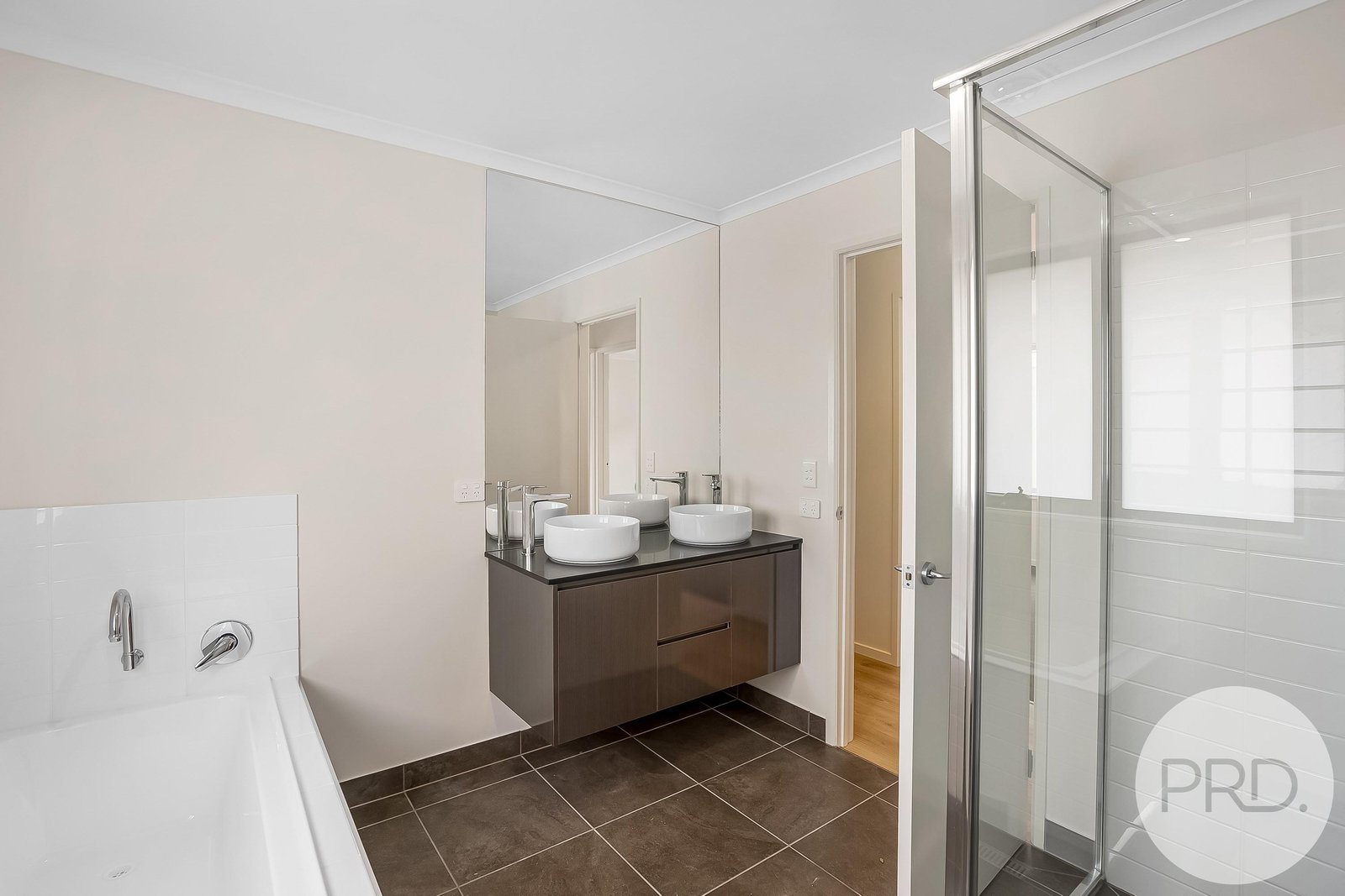 2/3 Denning Close NEW TOWN 8