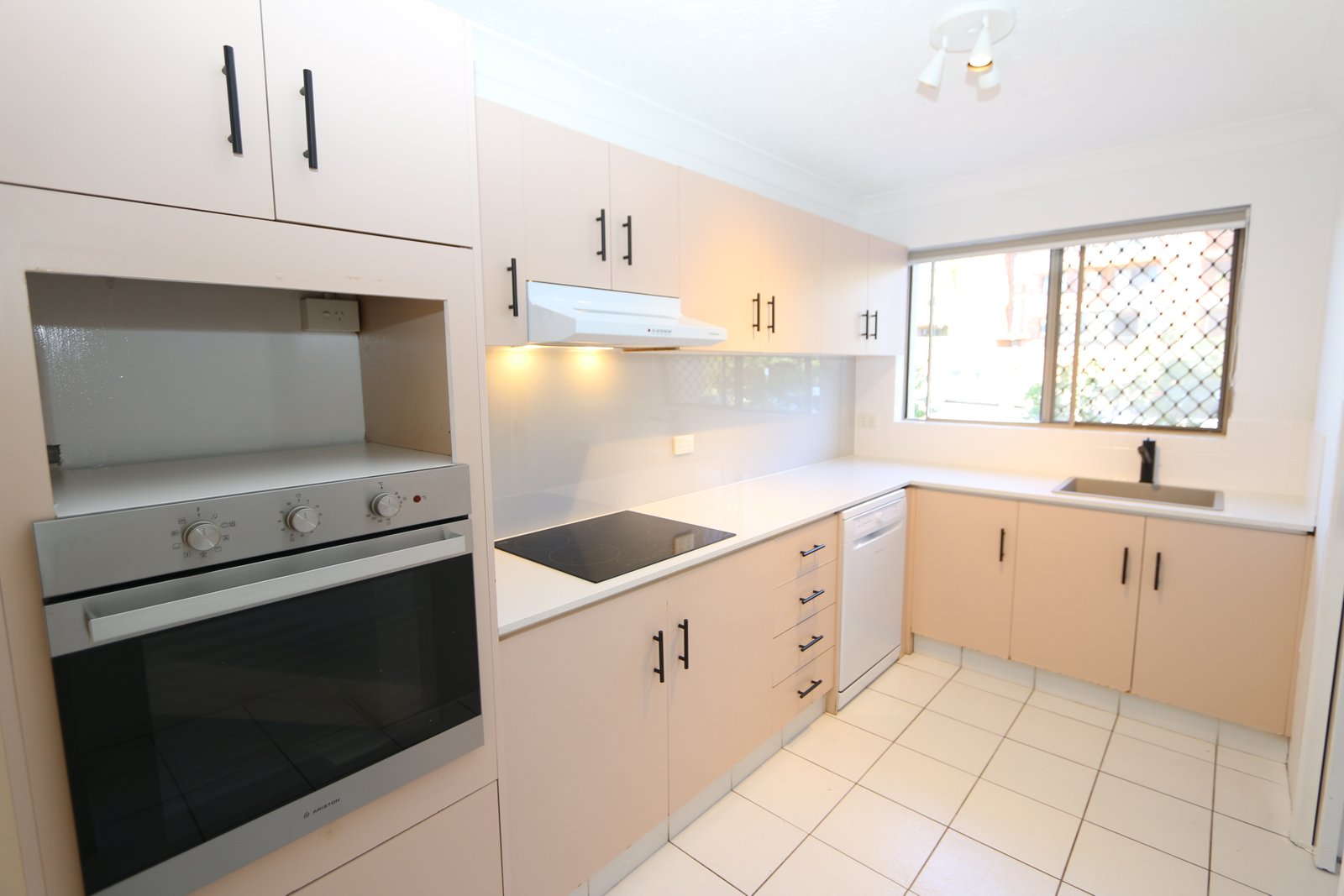 2/3 Garden Street SOUTHPORT 2