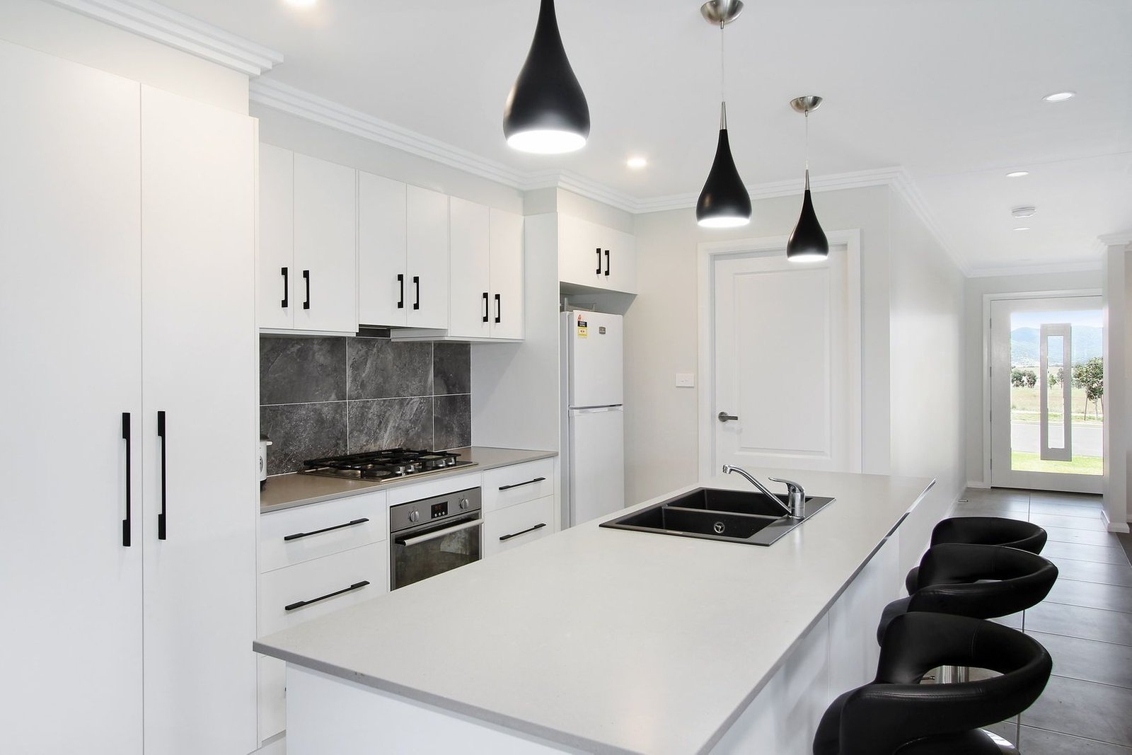 23 Grand Meadows Drive NORTH TAMWORTH 2