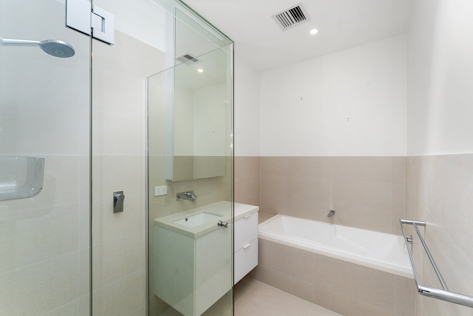 Gallery: 2/3 Haines Street