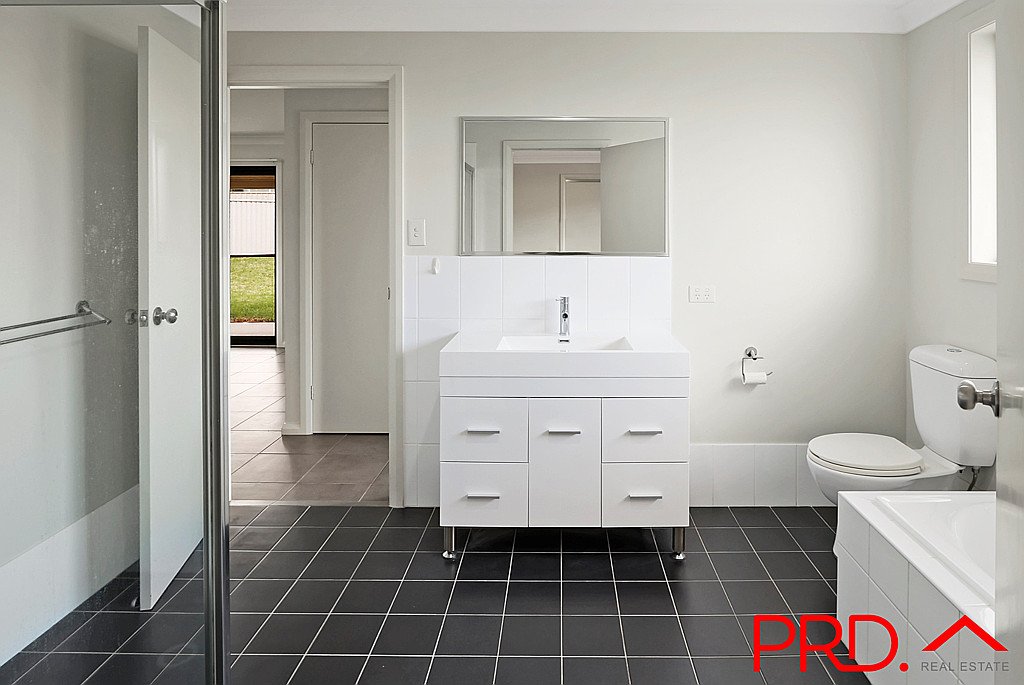 23 Higgins Street TAMWORTH 9