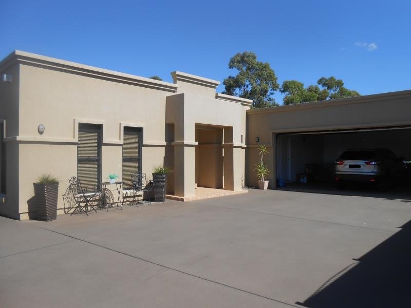 2/3 Overlanders Way TAMWORTH 1