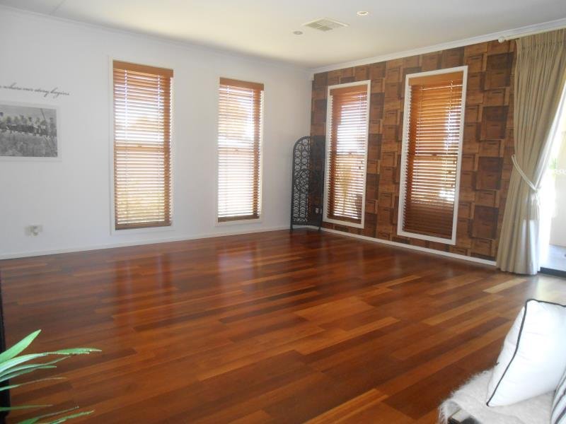 2/3 Overlanders Way TAMWORTH 4