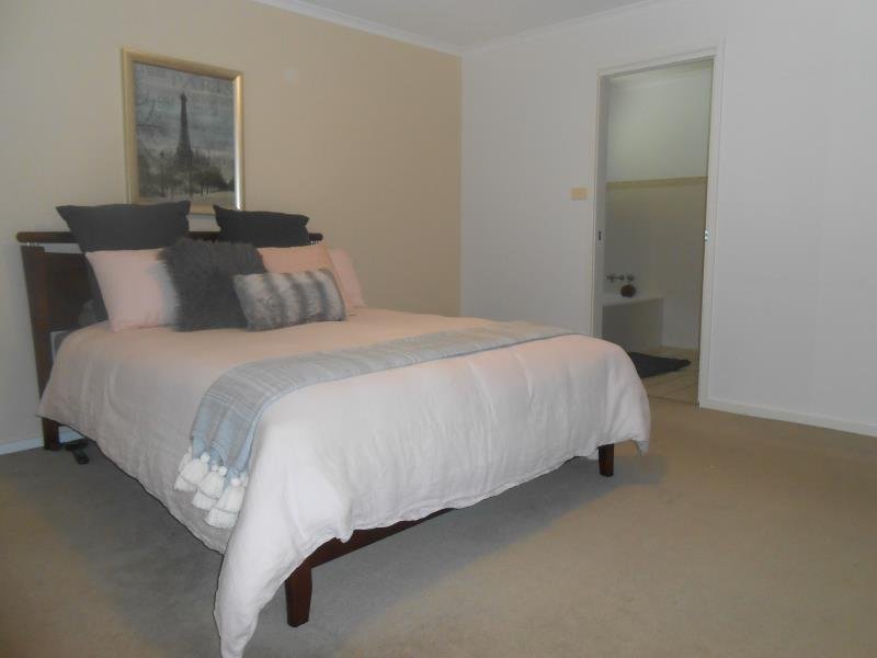 2/3 Overlanders Way TAMWORTH 6