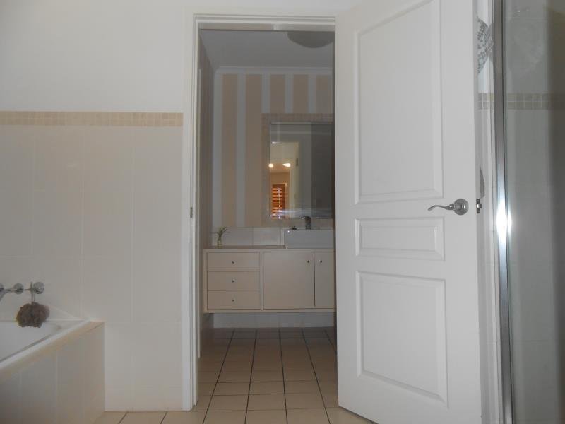 2/3 Overlanders Way TAMWORTH 7