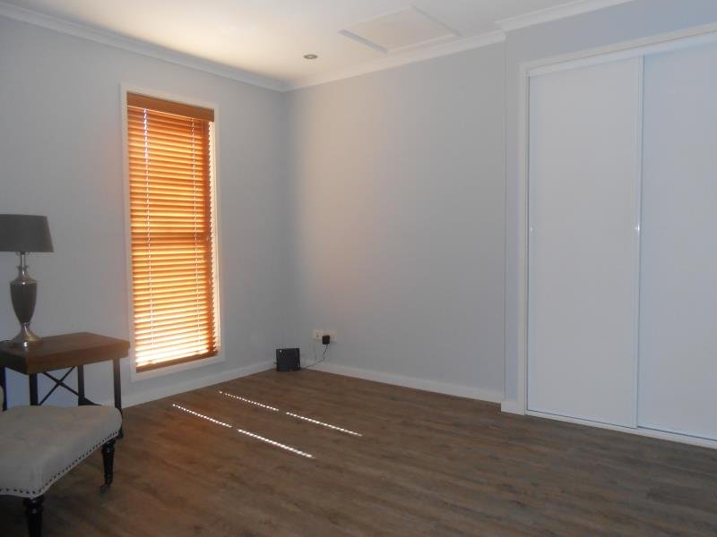 2/3 Overlanders Way TAMWORTH 8