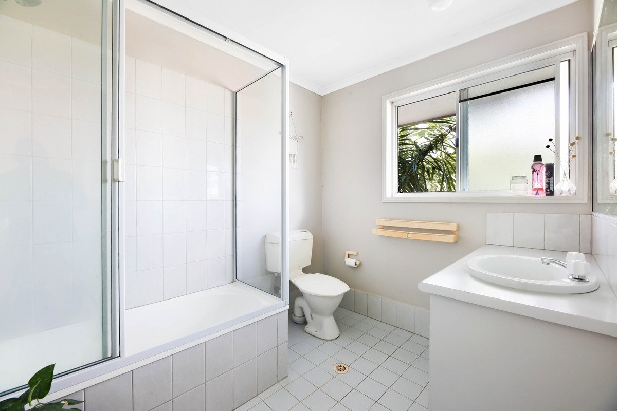 2/3 Pontoon Place Varsity Lakes 8