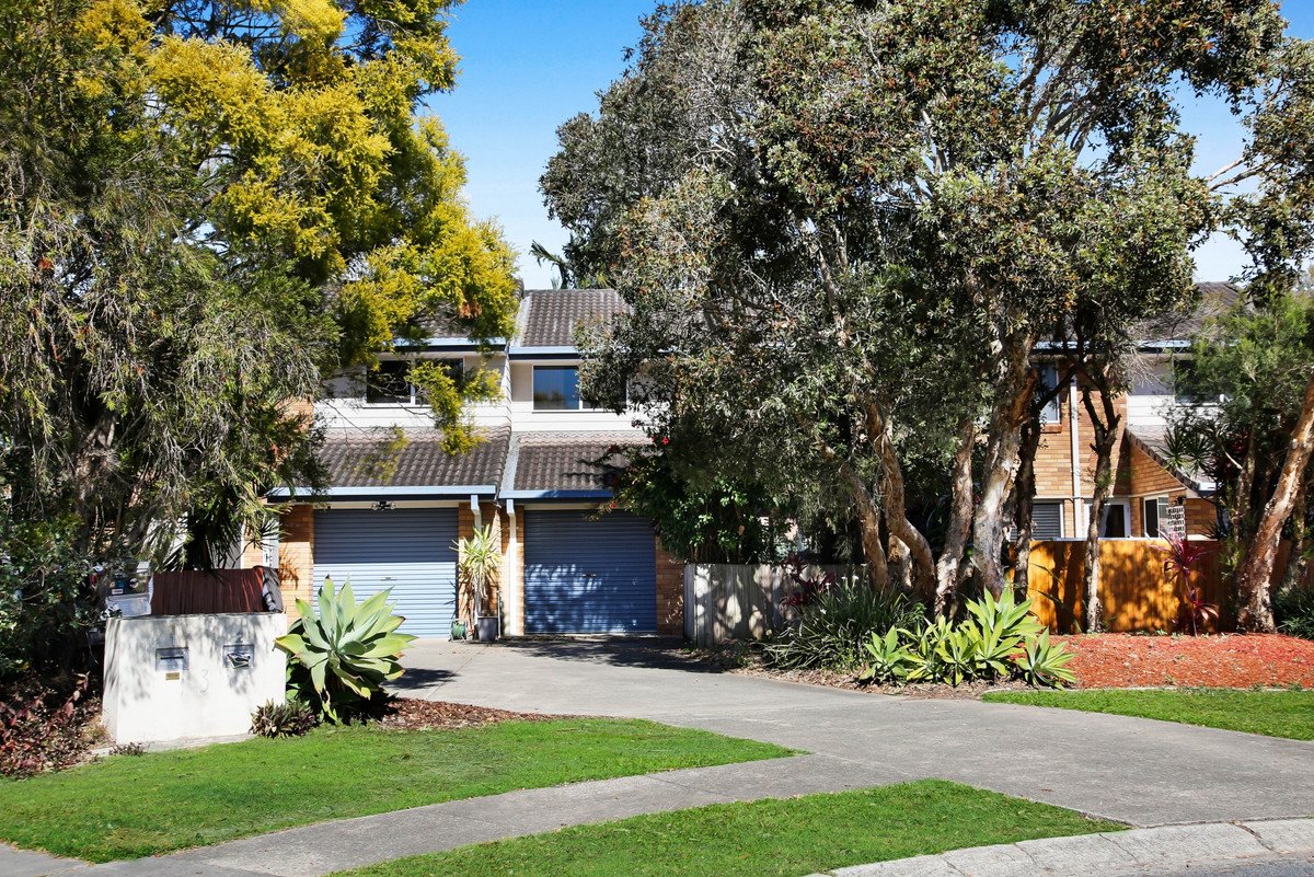 2/3 Pontoon Place Varsity Lakes 11