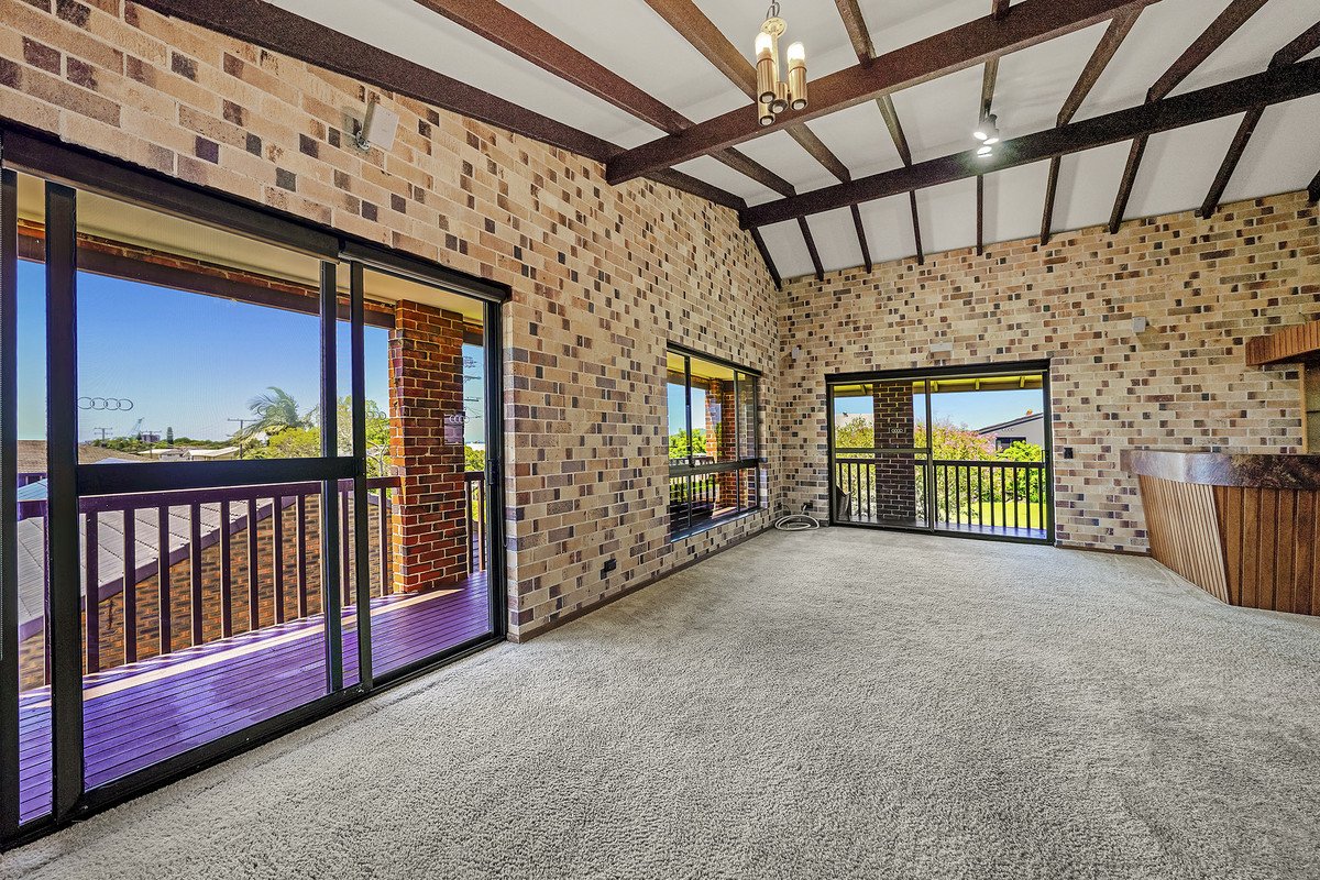 23 Seaview Parade Elanora 9