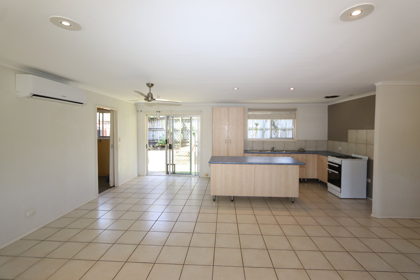 2/3 Tomkins Place SOUTHPORT 4