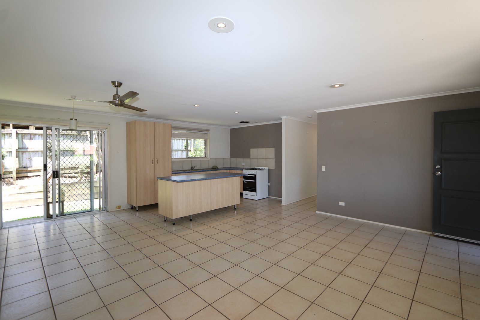 2/3 Tomkins Place SOUTHPORT 6
