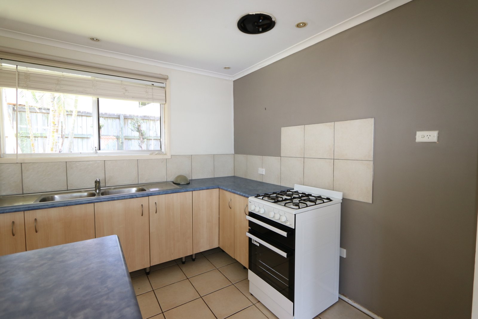 2/3 Tomkins Place SOUTHPORT 7