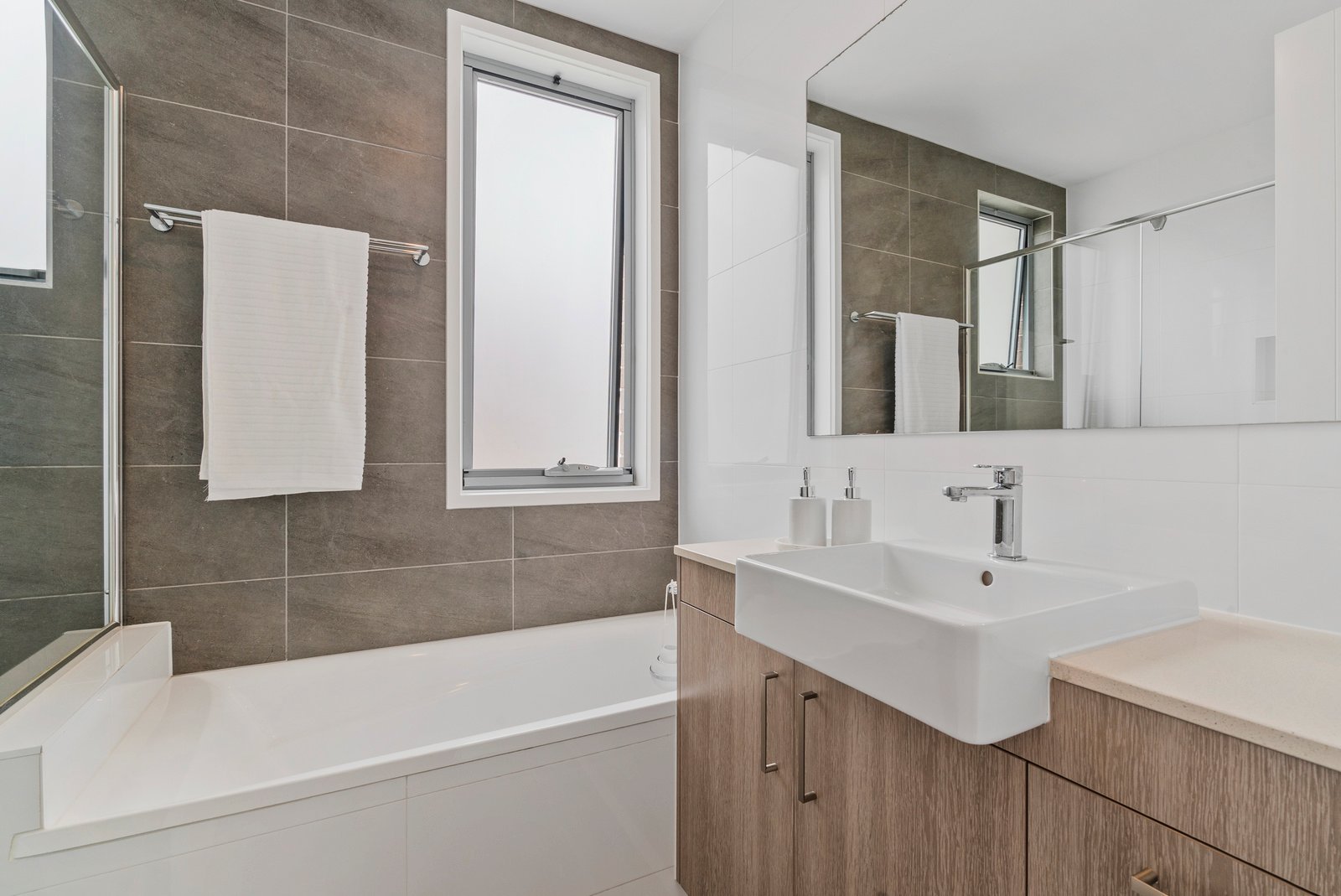 2/30 Coolangatta Road COOLANGATTA 19