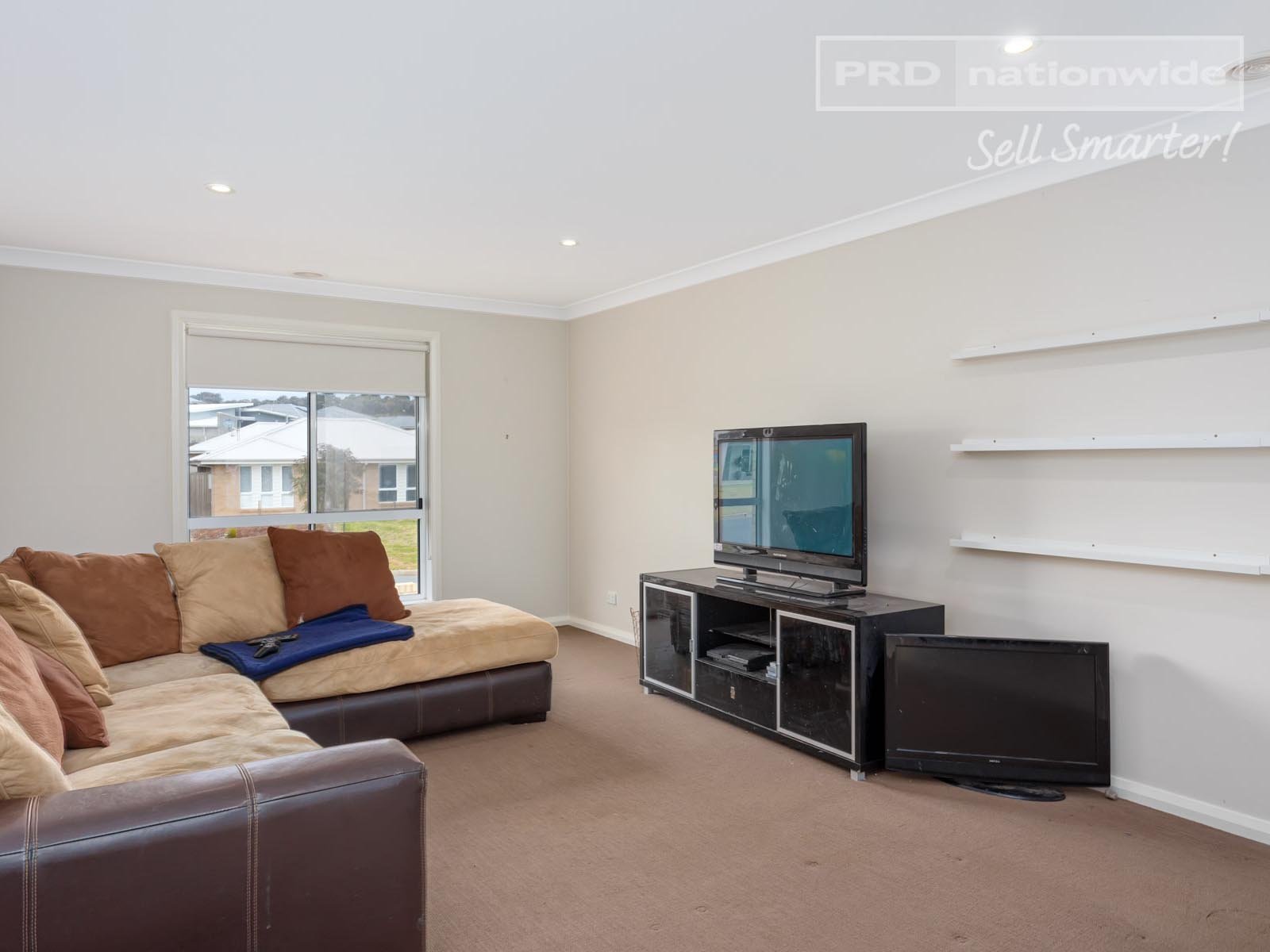2/30 Osterley Street BOURKELANDS 9