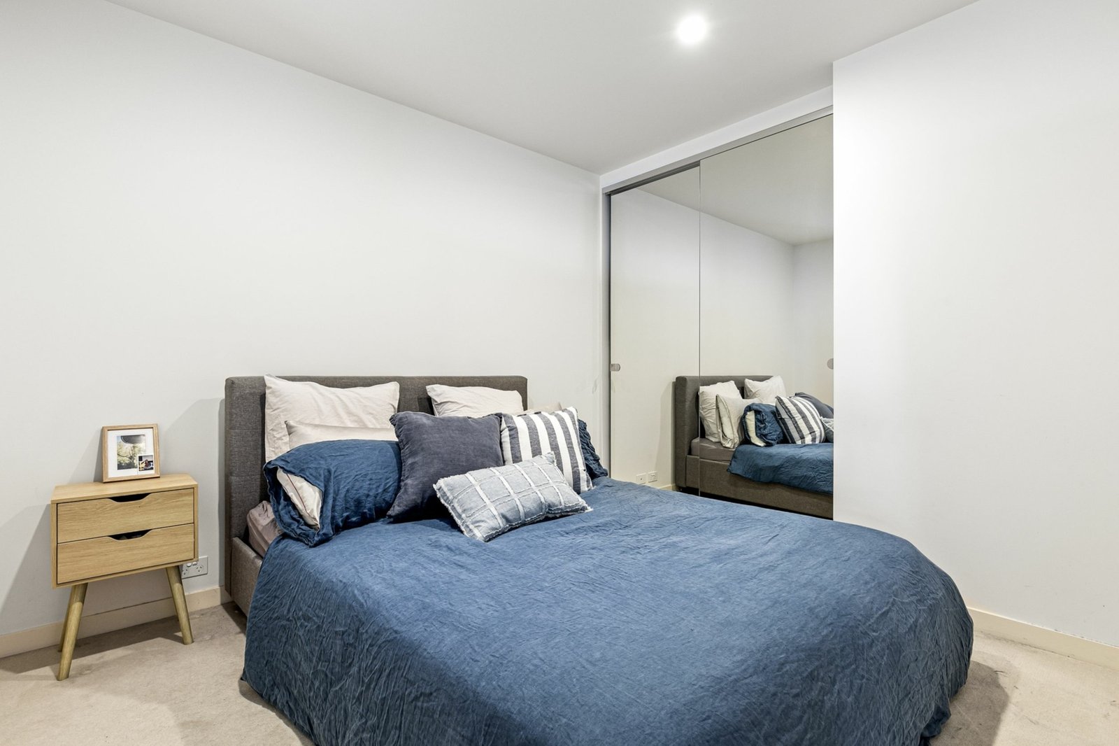 Gallery: 2312/3 Yarra Street