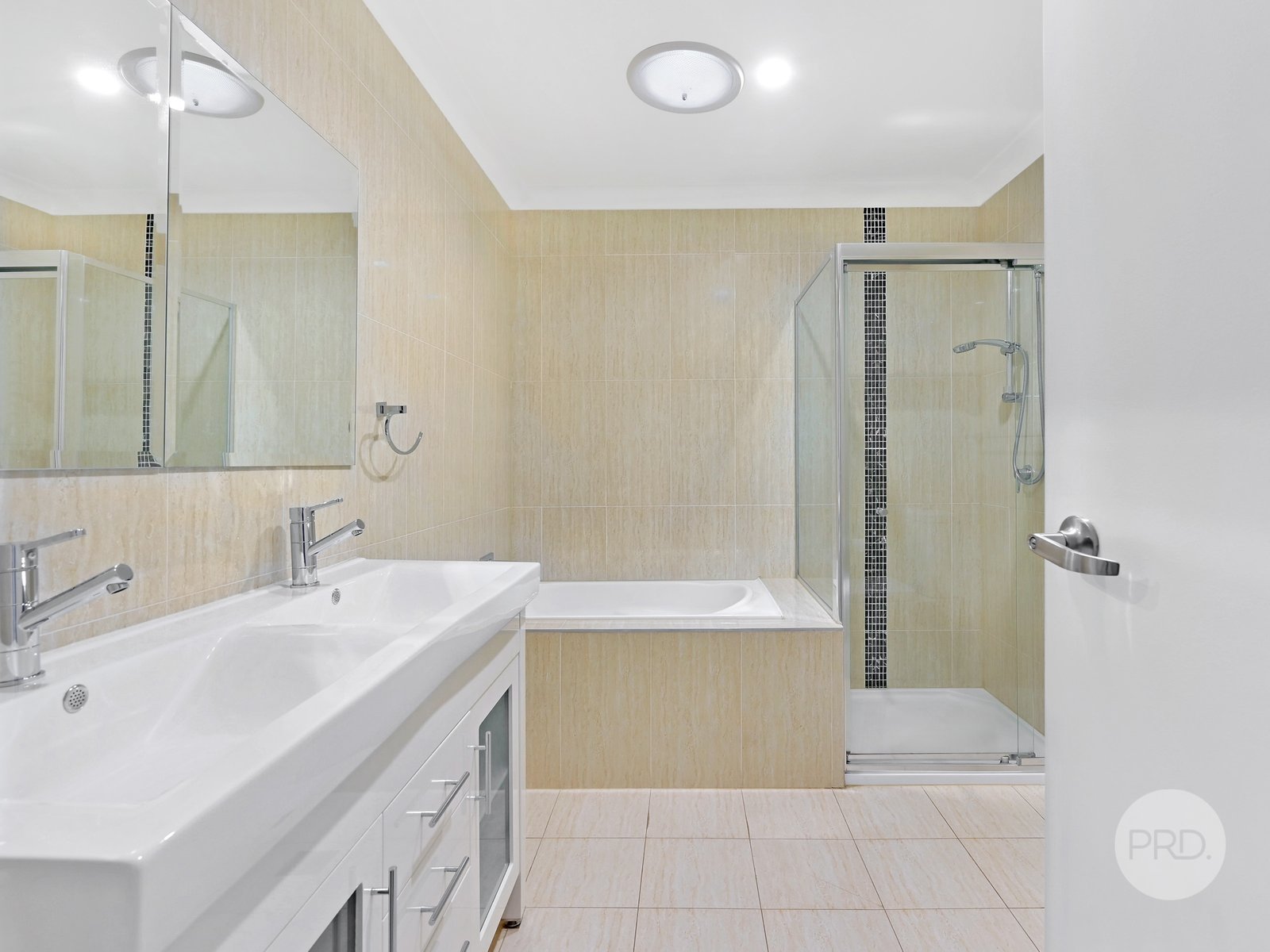 2/32 Robert Street PENRITH 9