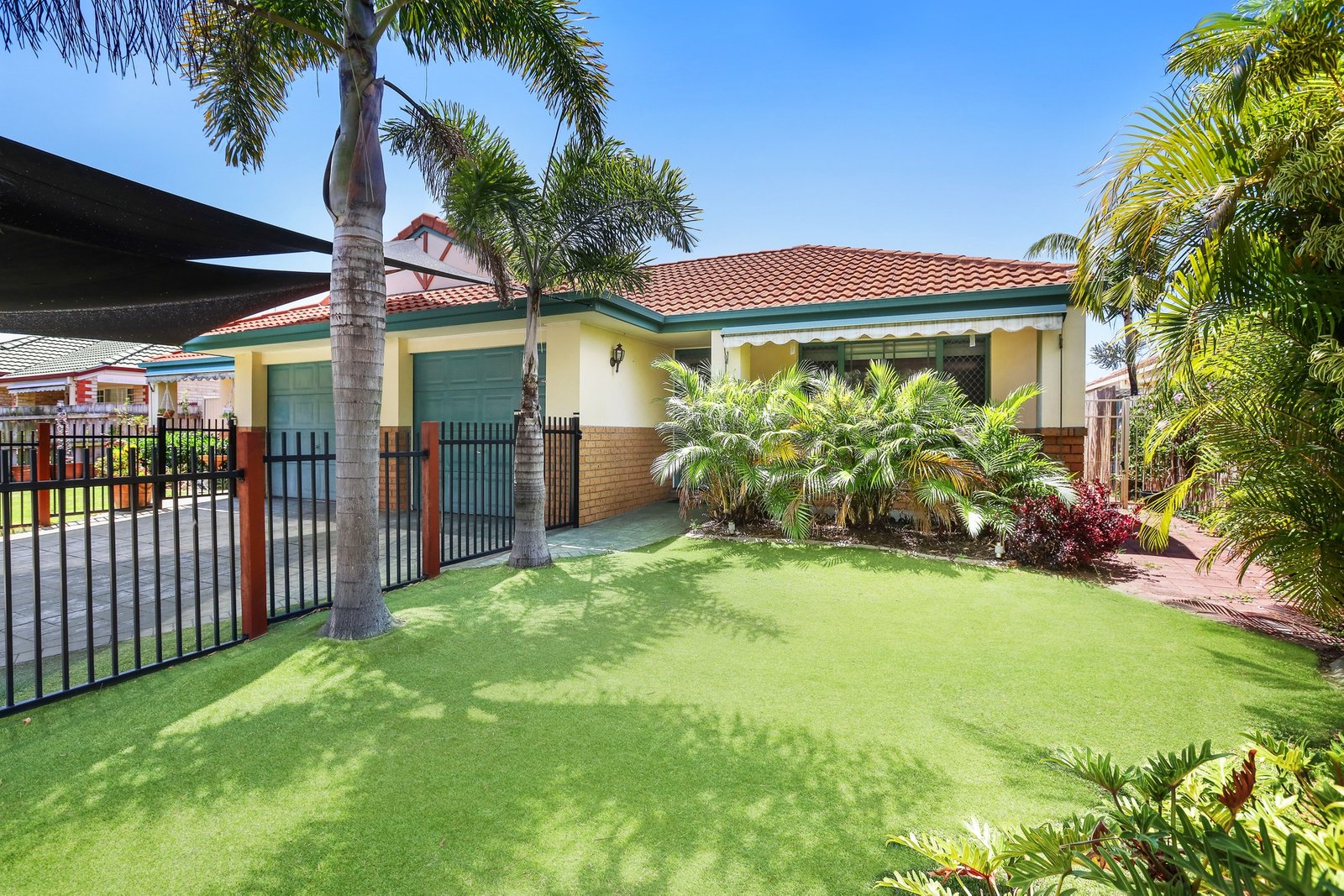 2/33 Brown Street LABRADOR 1