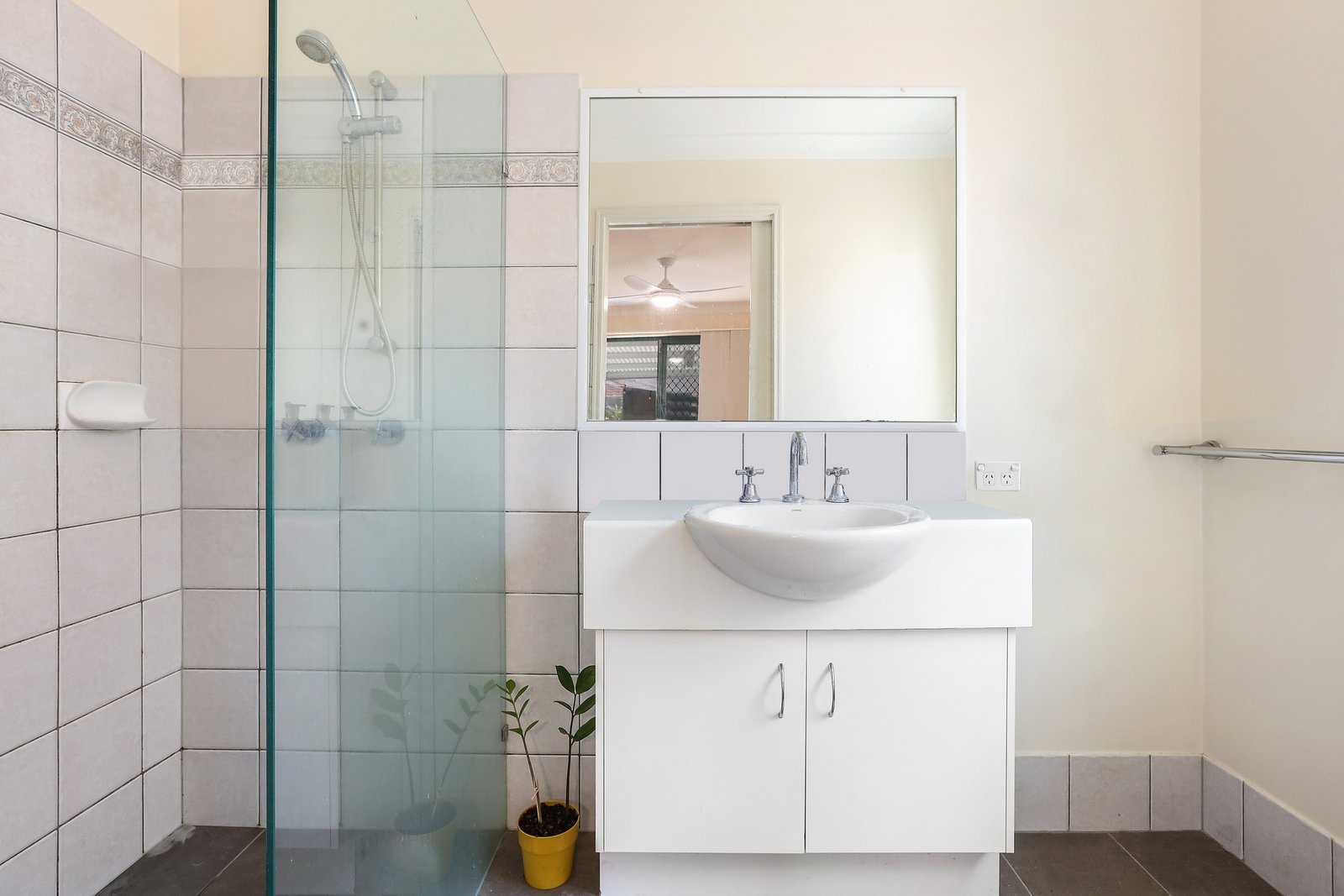 2/33 Brown Street LABRADOR 7