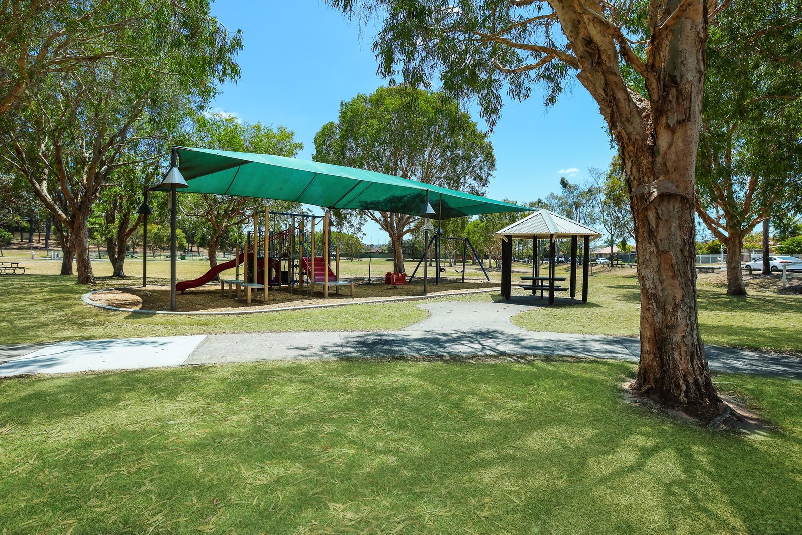 2/33 Brown Street LABRADOR 15