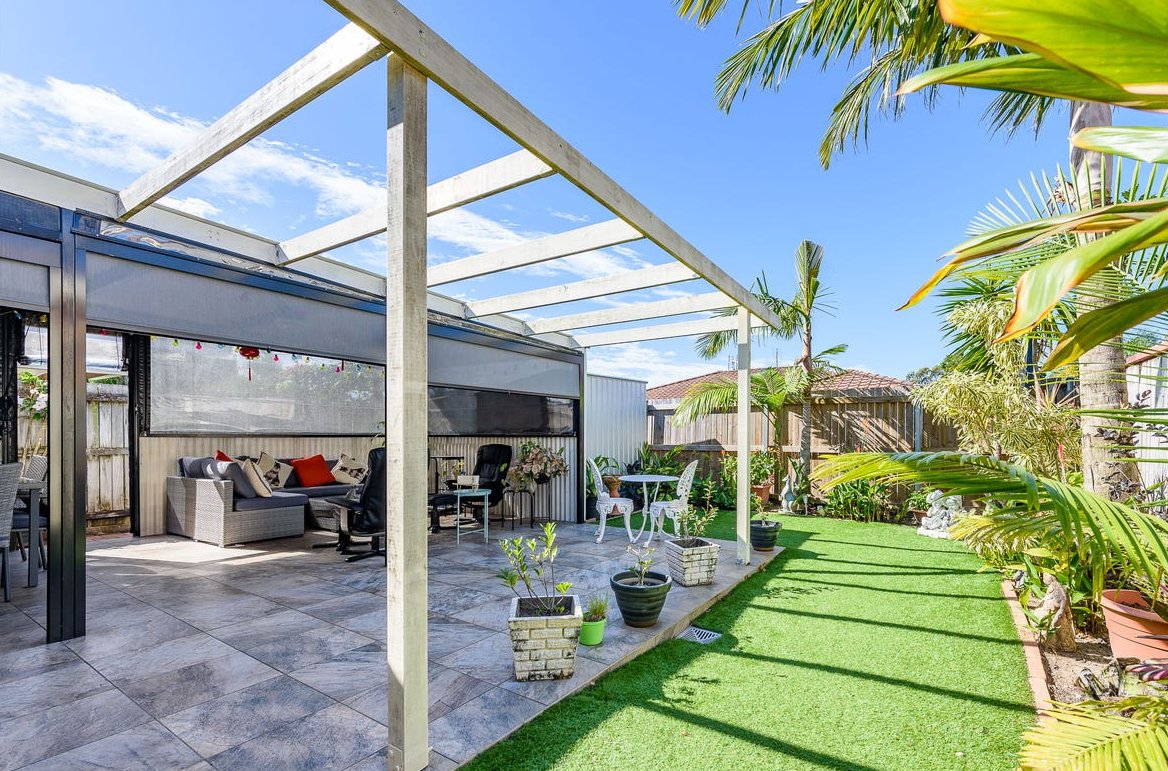 2/33 Brown Street LABRADOR 2