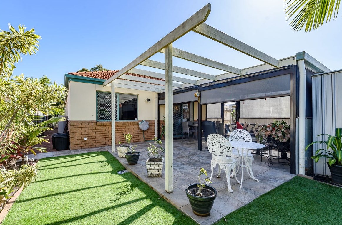 2/33 Brown Street LABRADOR 12