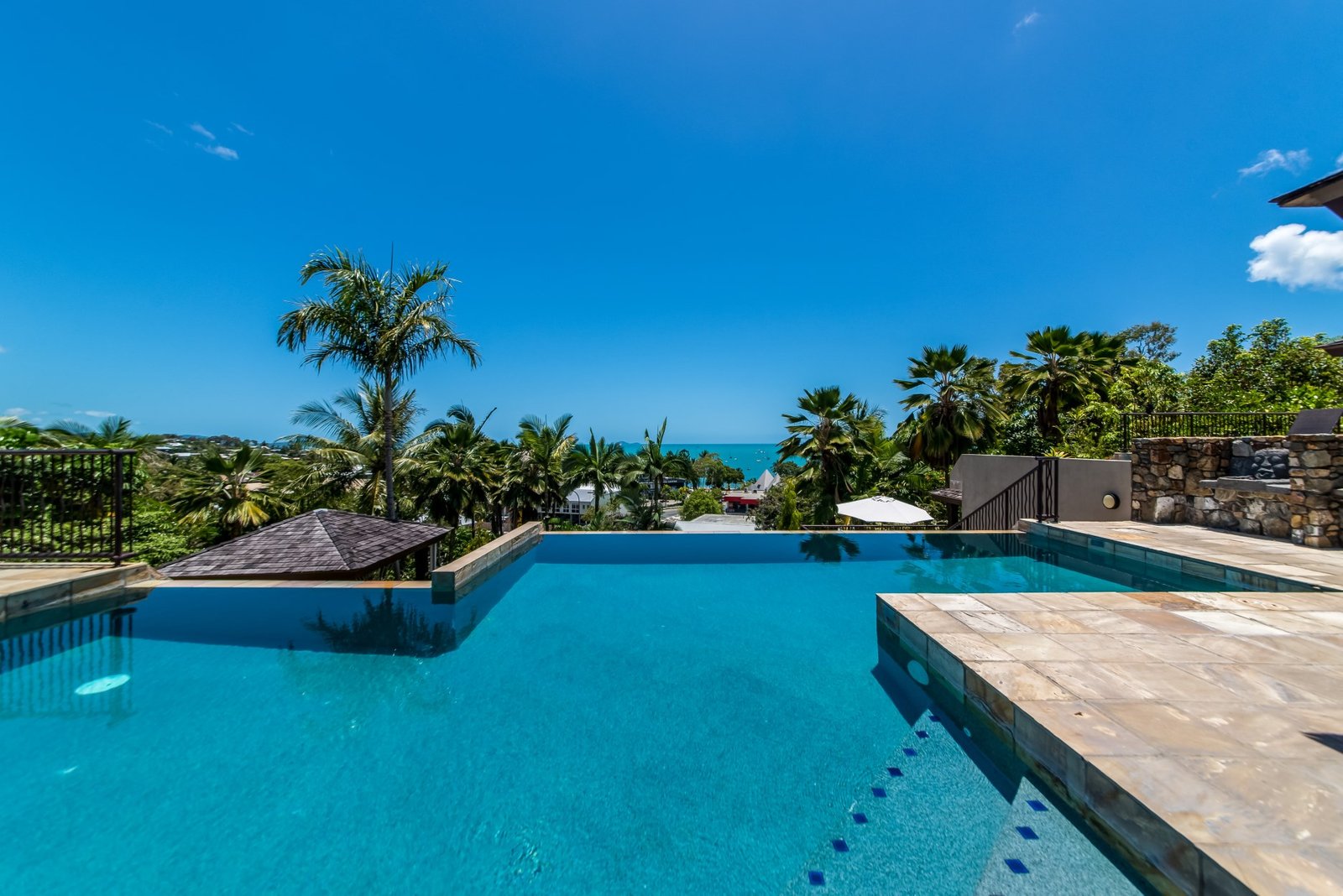 23/4 Golden Orchid Drive AIRLIE BEACH 4