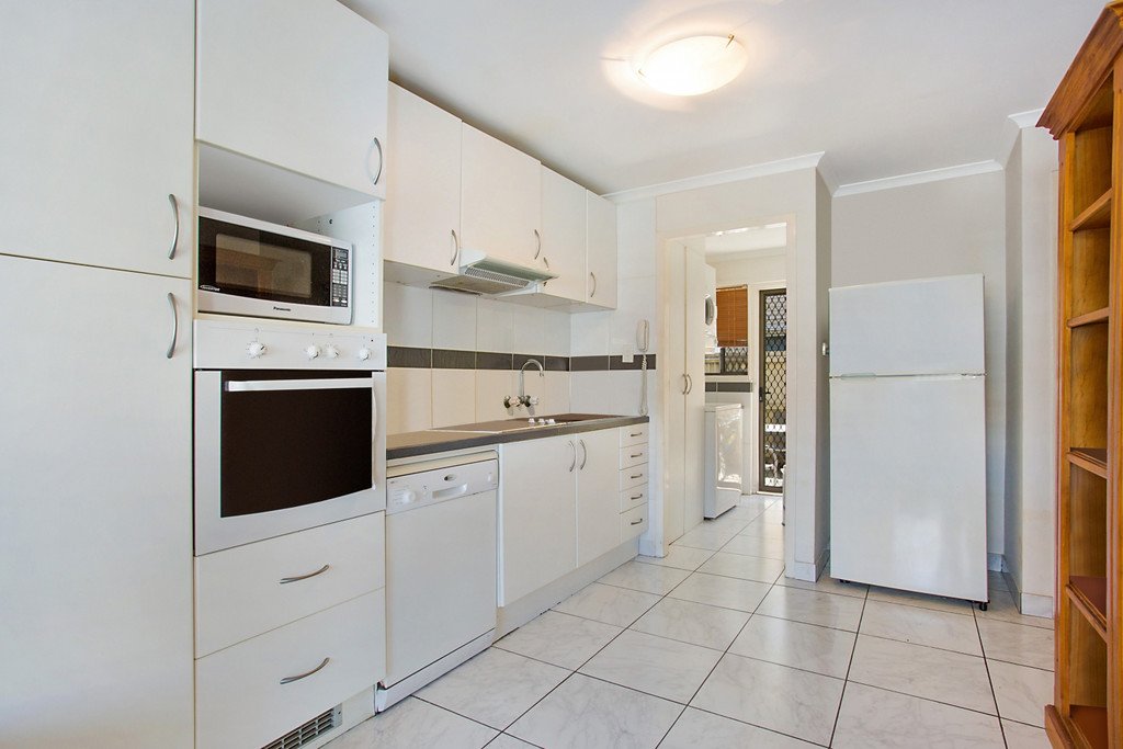 2/35 Burra Street SURFERS PARADISE 2
