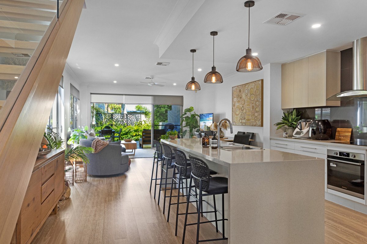 2/35 Sunshine Parade Miami 1