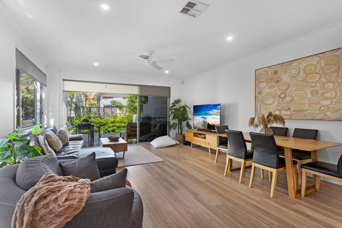 2/35 Sunshine Parade Miami 2