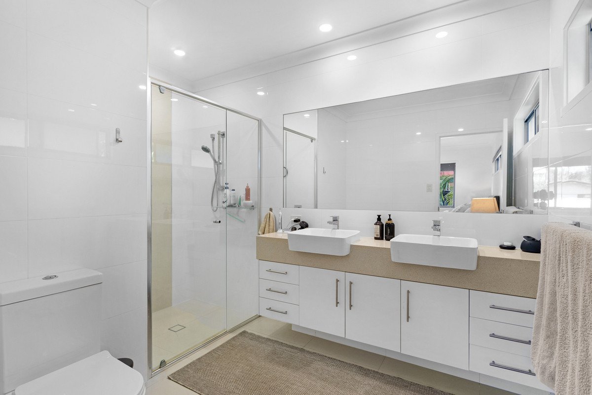 2/35 Sunshine Parade Miami 6