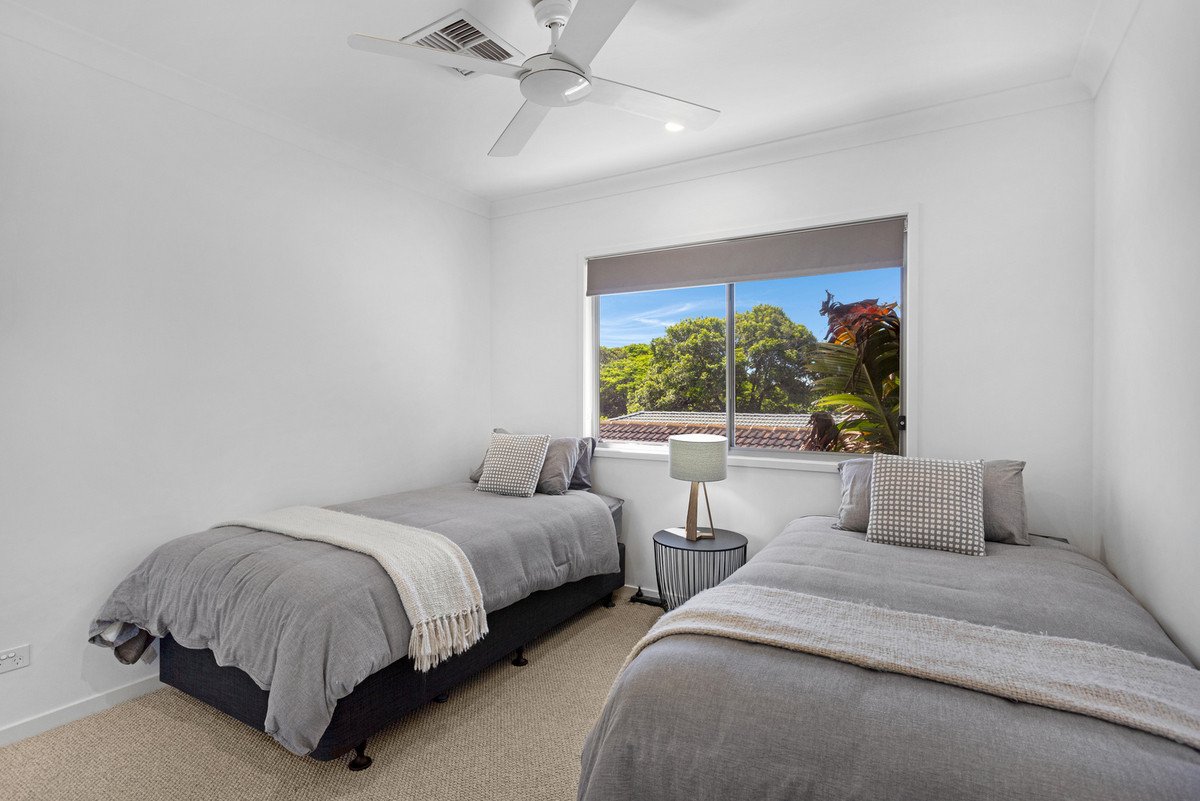 2/35 Sunshine Parade Miami 7