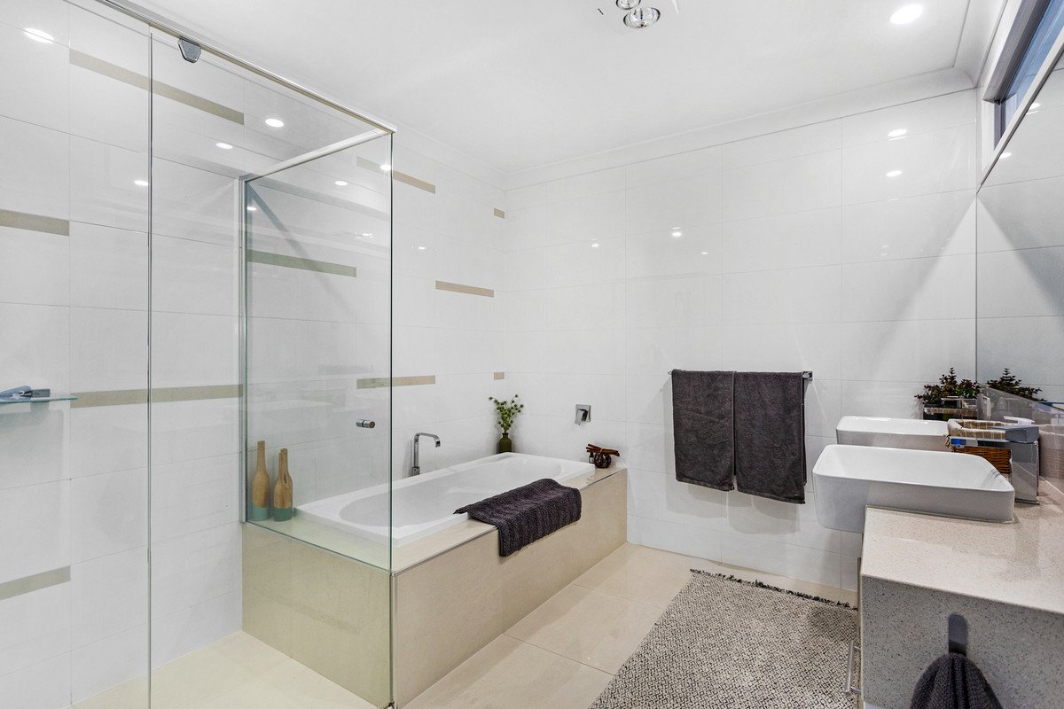 2/35 Sunshine Parade Miami 9