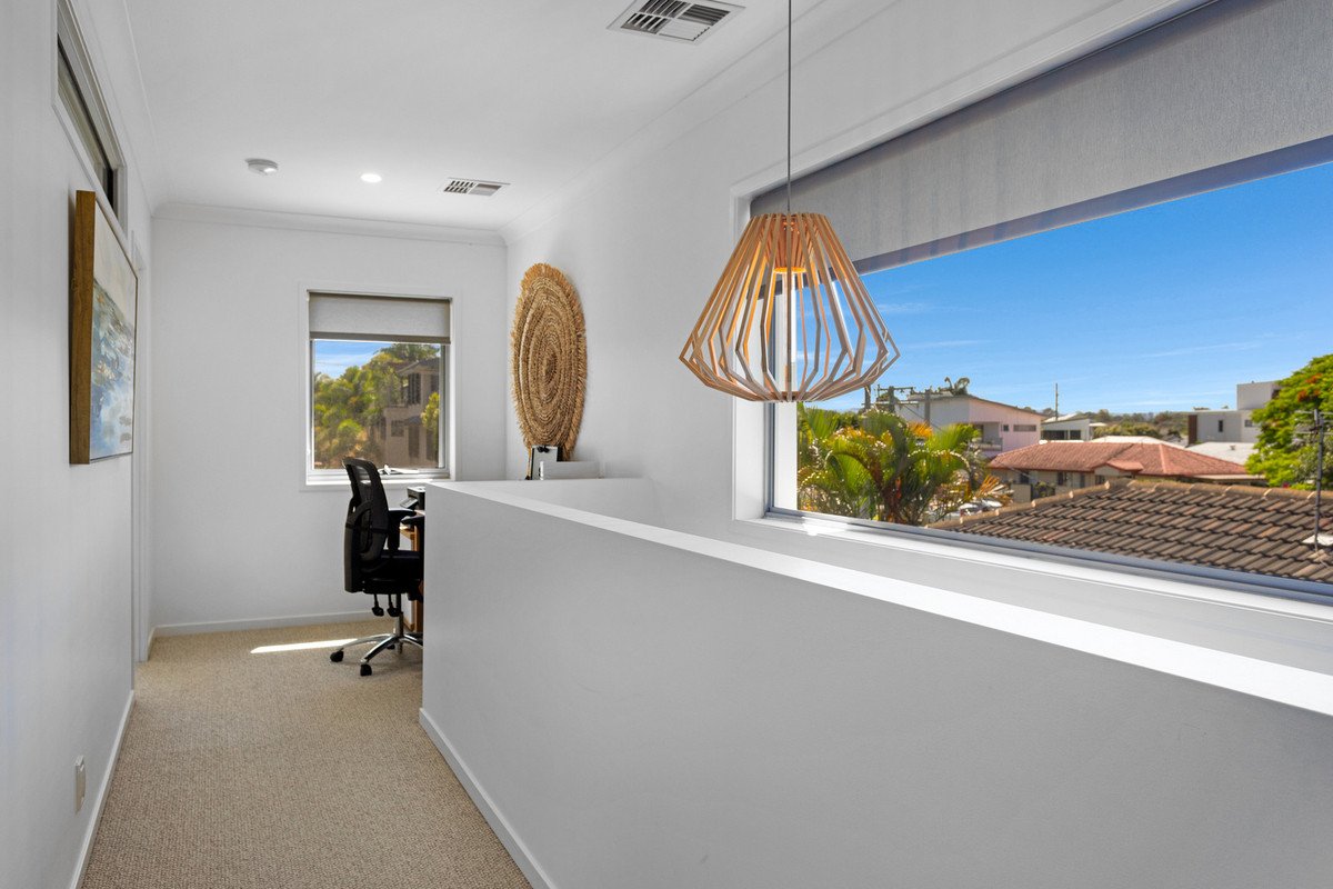 2/35 Sunshine Parade Miami 10