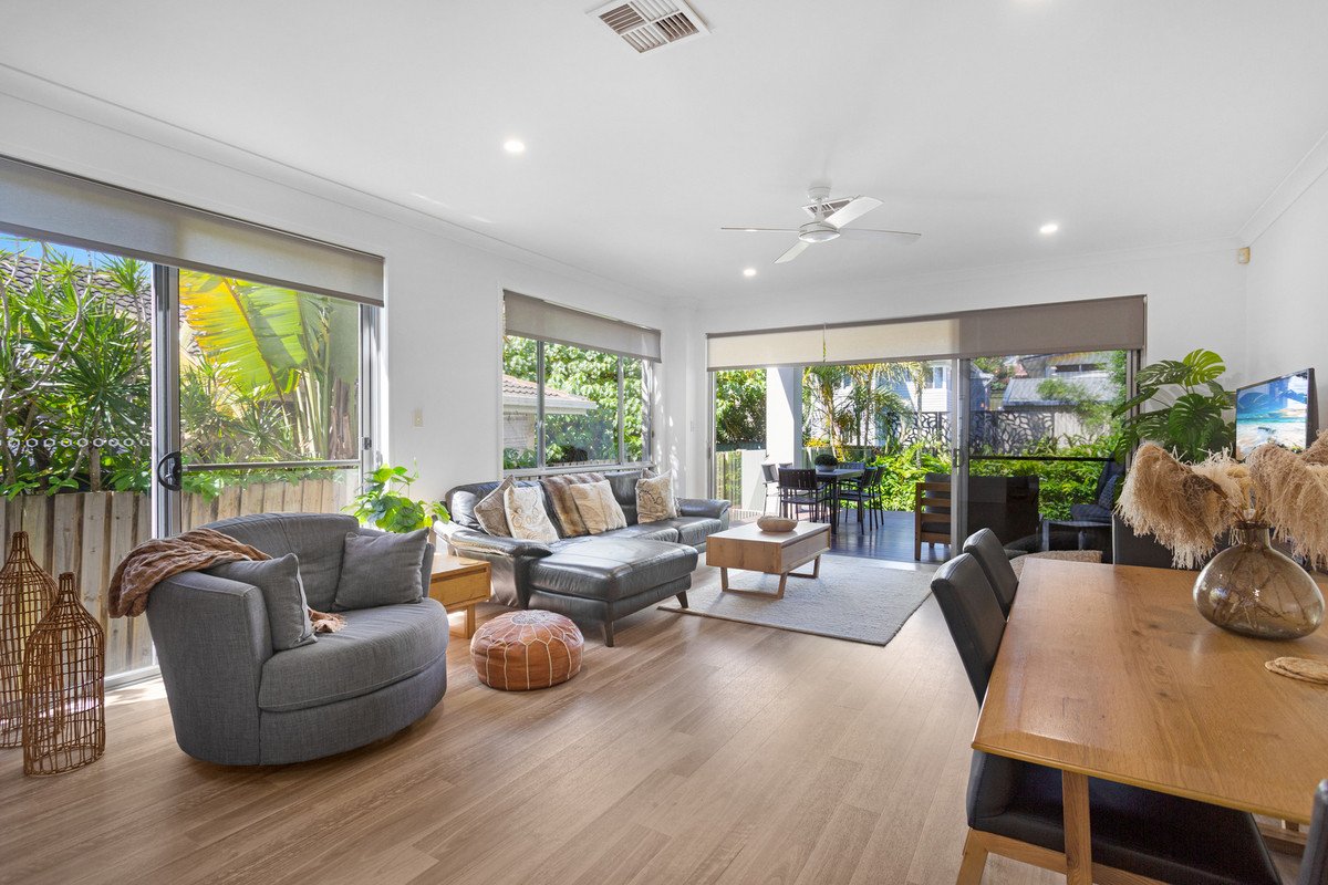 2/35 Sunshine Parade Miami 12