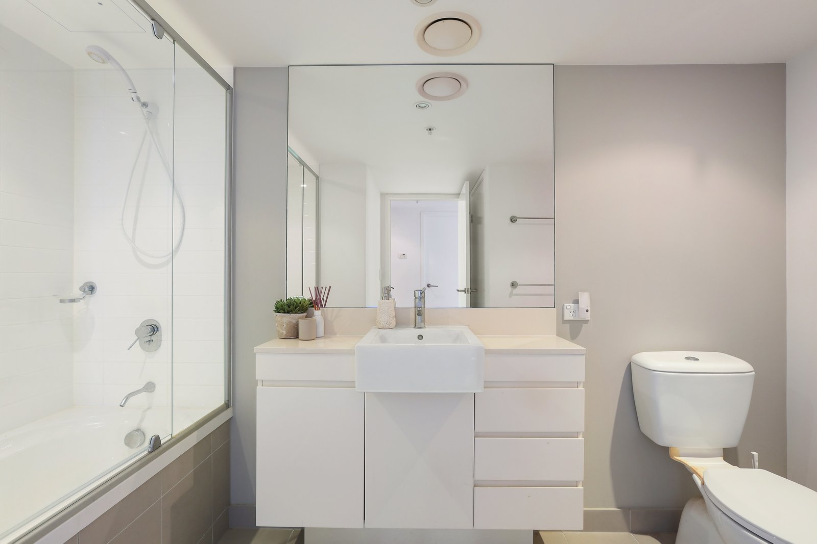 23703/5 Lawson Street SOUTHPORT 12