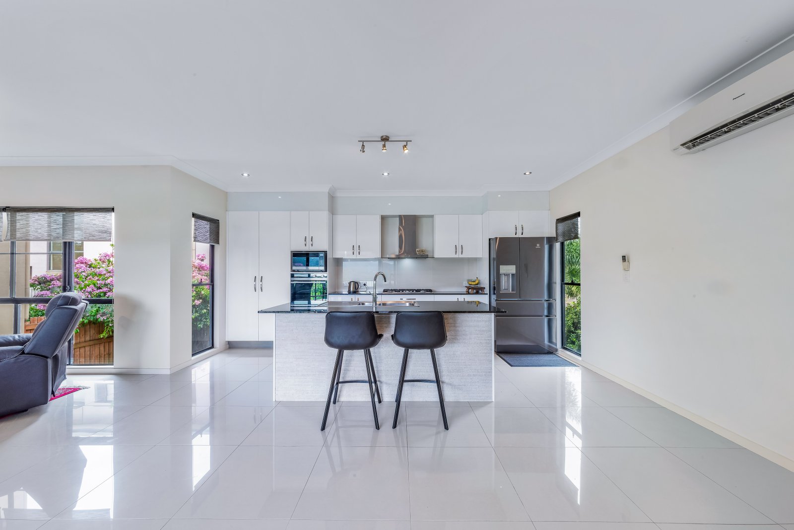 2/39 Beth Court CANNONVALE 3