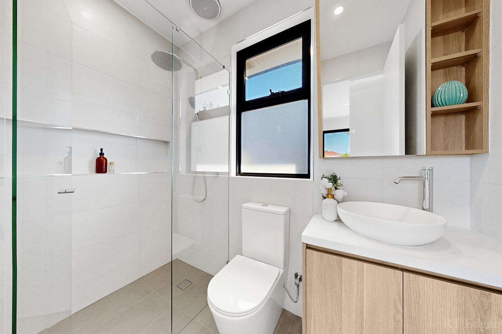 Real Estate and Property in 2/39 Gillard Street, Burwood, VIC