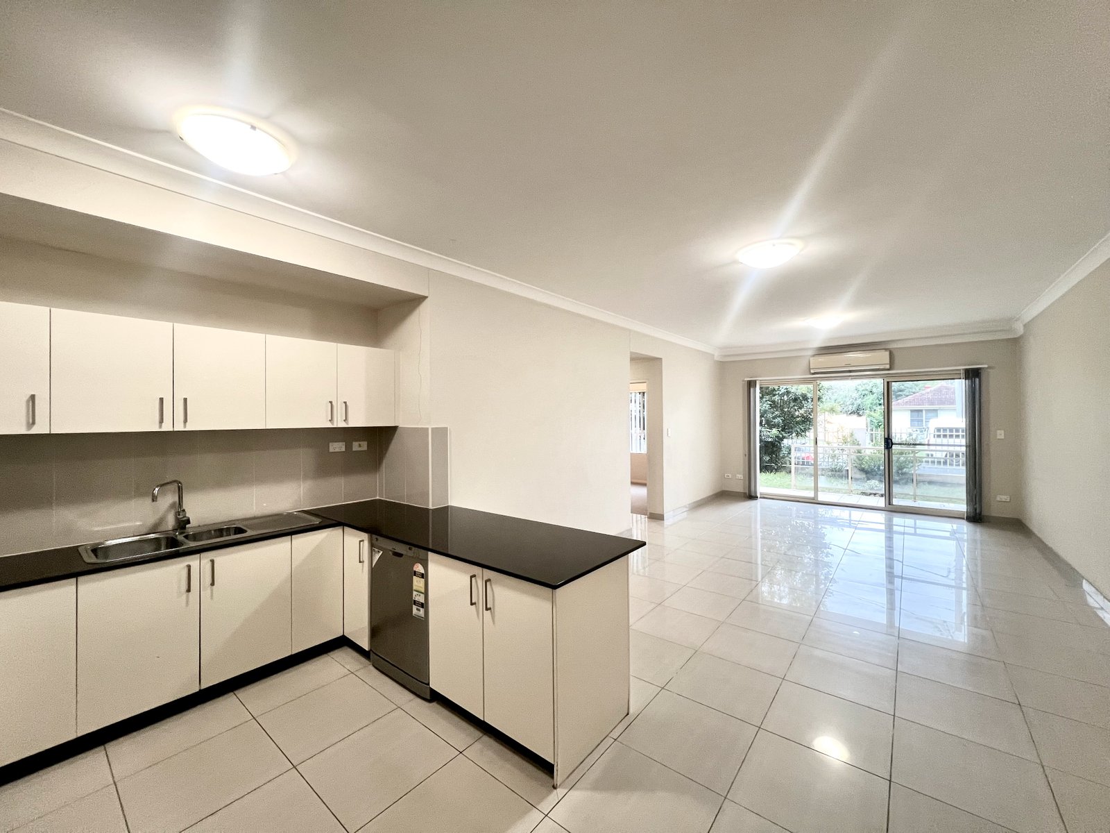 2/4-6 Freeman St  WARWICK FARM 2
