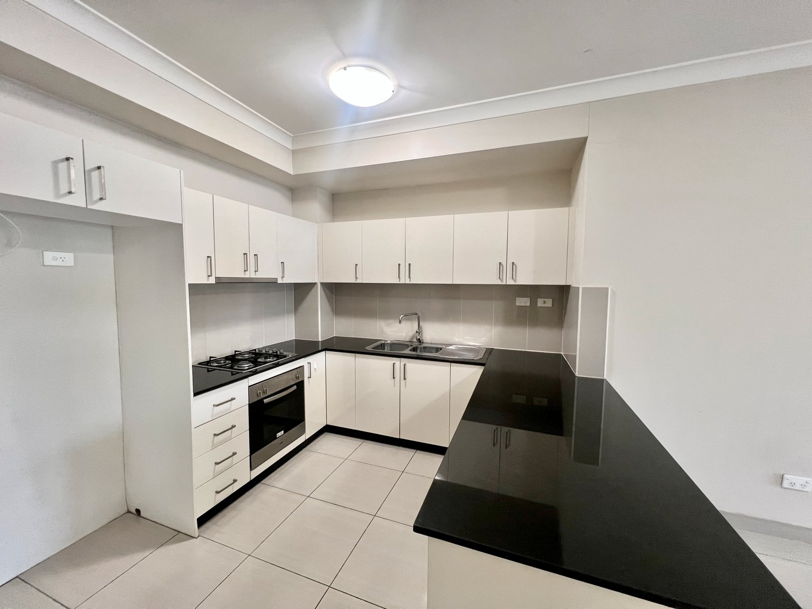 2/4-6 Freeman St  WARWICK FARM 4