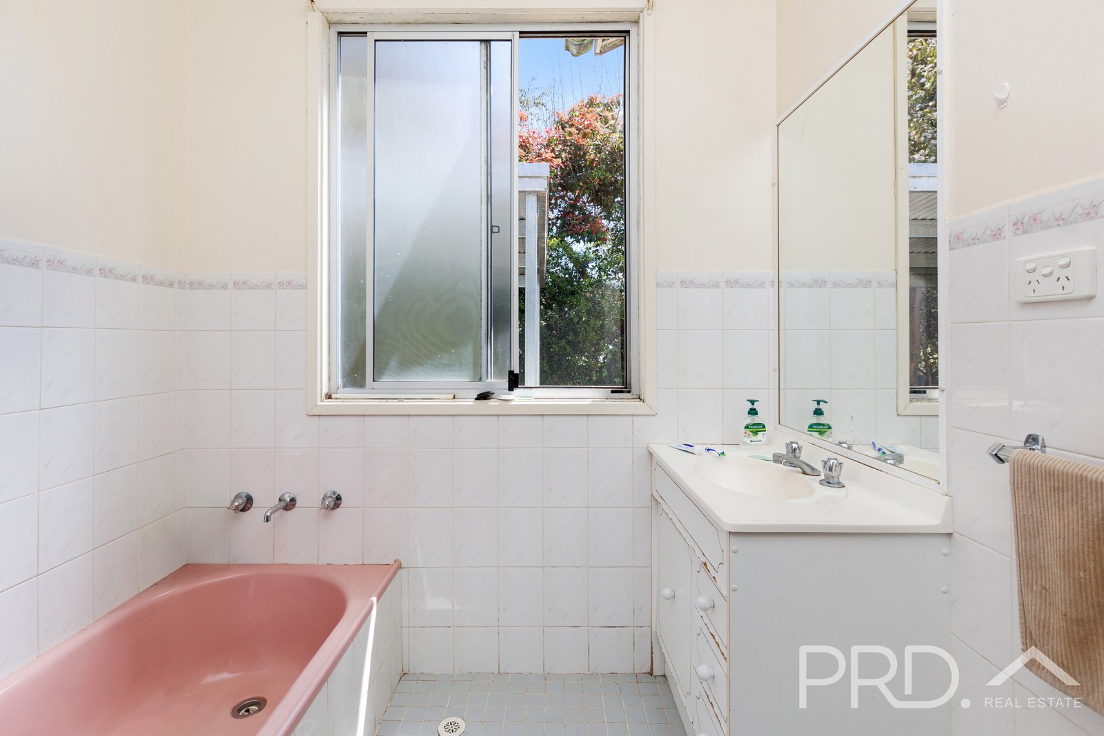 24 Bartlett Street BATLOW 8