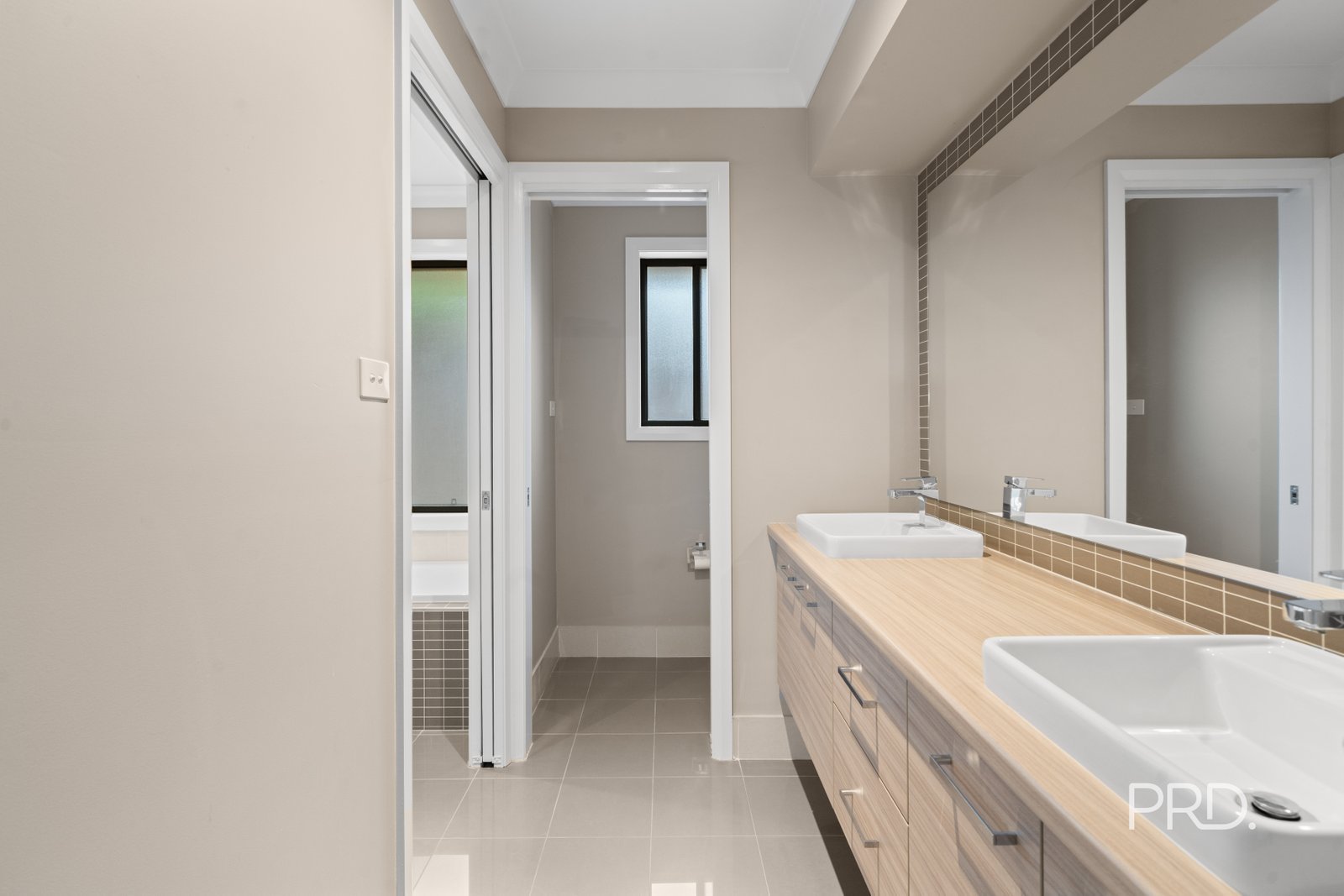 24 Barton Avenue LLOYD 6