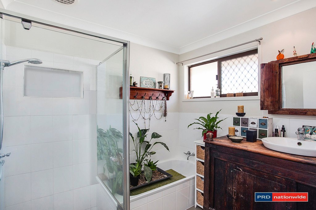 2/4 Bottlewood Court BURLEIGH WATERS 8